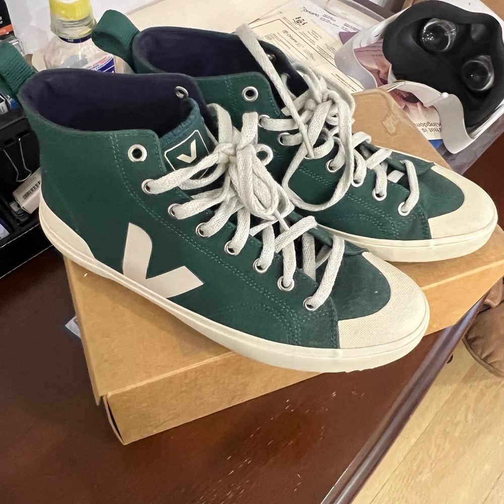 Veja hightops size 41 euro.